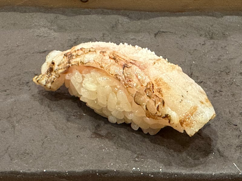 炙って塩を振ったノドグロの握り
