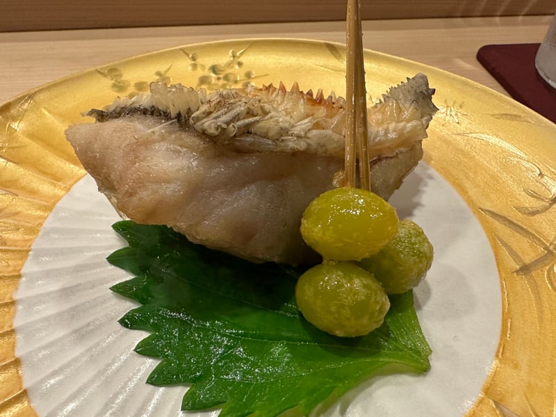 鱗を立てて焼いた白甘鯛と、串の銀杏