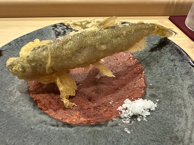 本ししゃもの天ぷら一尾、赤いソースと塩