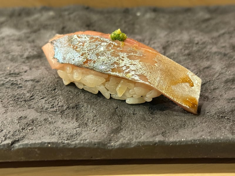 銀の皮を残したアジの握り。上に薬味をのせて