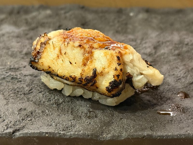 焼き目をつけ、タレをひと筋ひいた穴子の握り