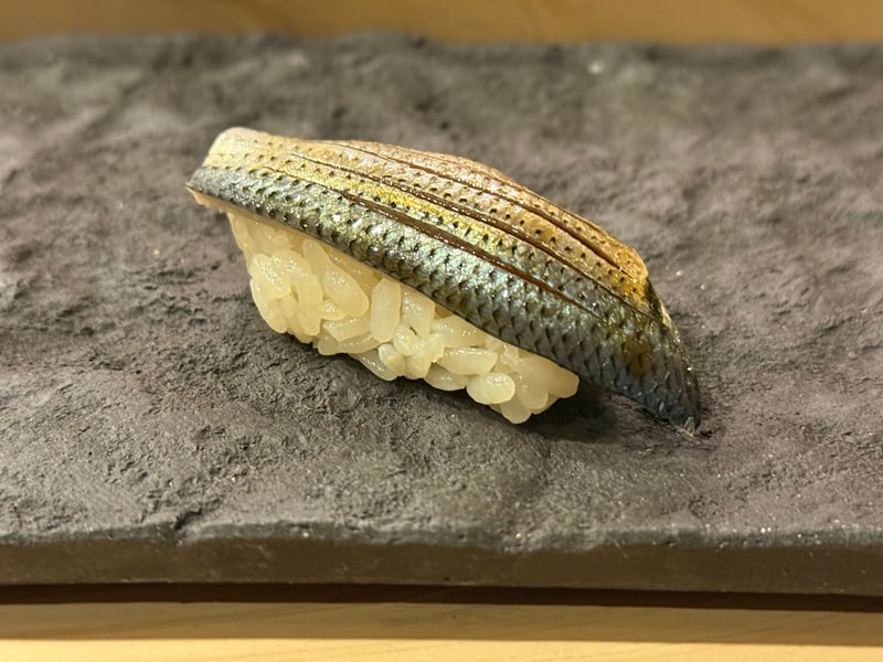 銀色の皮に包丁を入れたコハダの握り