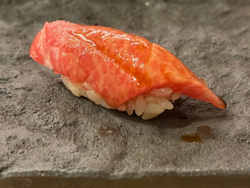白い脂の筋が入った函館のマグロの握り