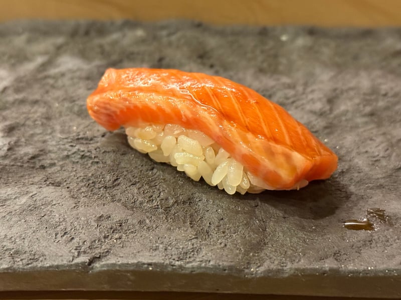 橙色の身が厚く垂れたマスノスケの握り