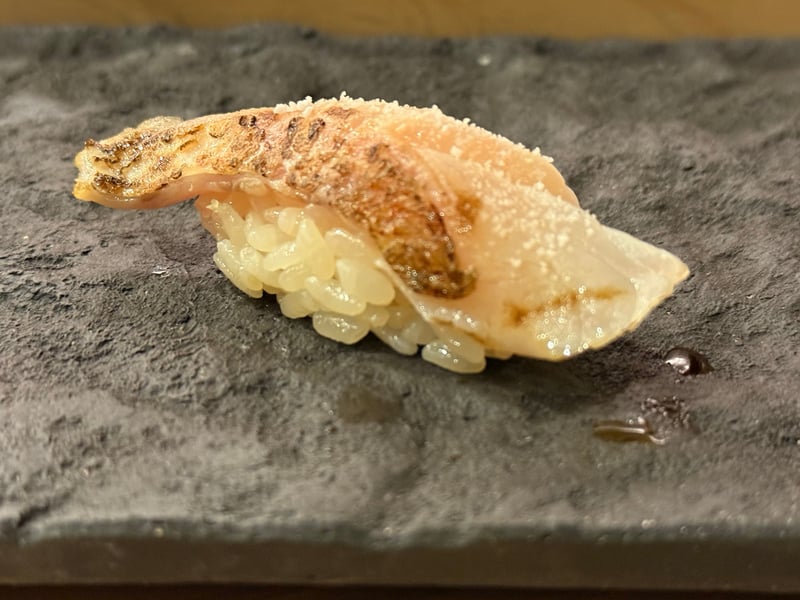 皮目を炙って塩をふったノドグロの握り
