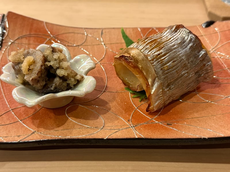 朱の角皿の右に巻いて焼いた太刀魚、左の小鉢におろしをかけたなまこ