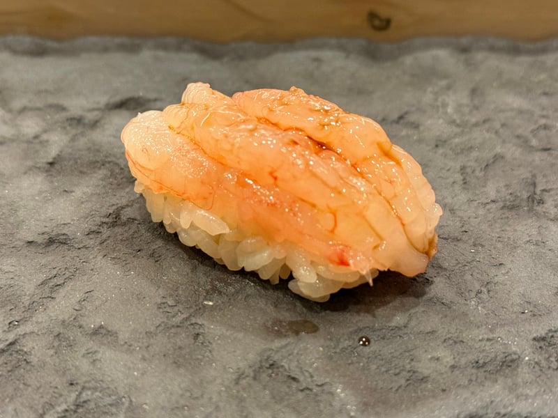 二尾を重ねた甘海老の昆布締めの握り