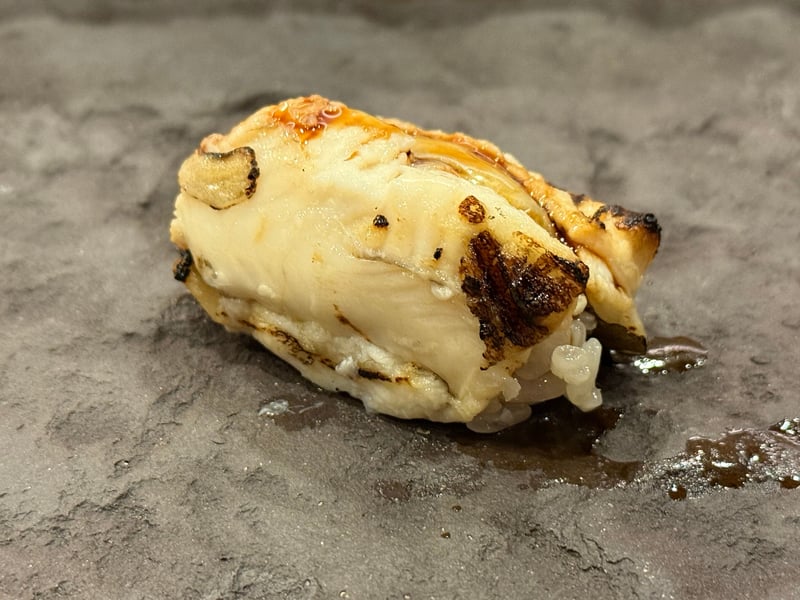 焼き目にタレを塗った穴子の握り