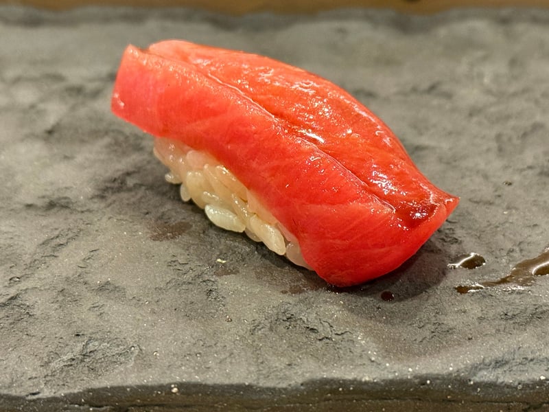 赤い身に細い筋が走る中トロの握り