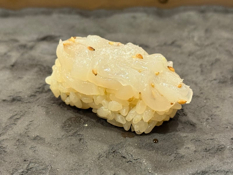 白胡麻を散らしたケンサキイカの握り