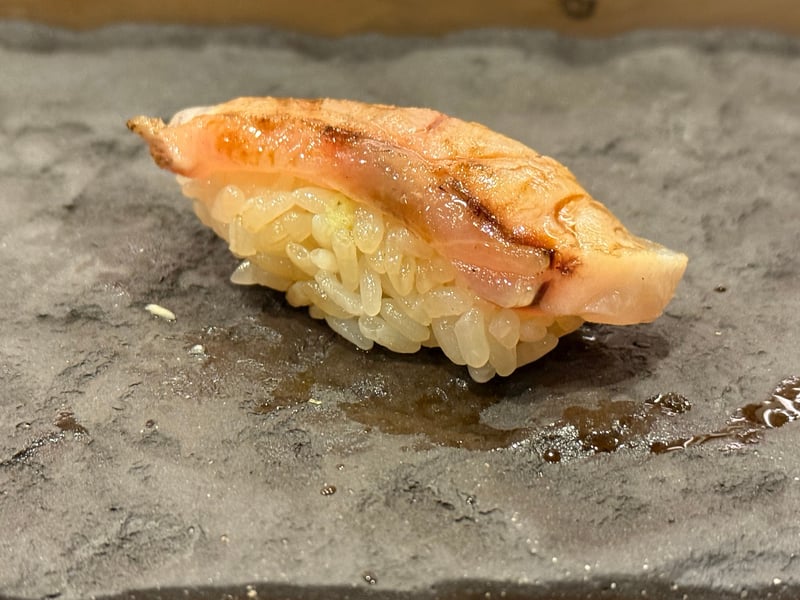 皮目を炙っためぬきの握り