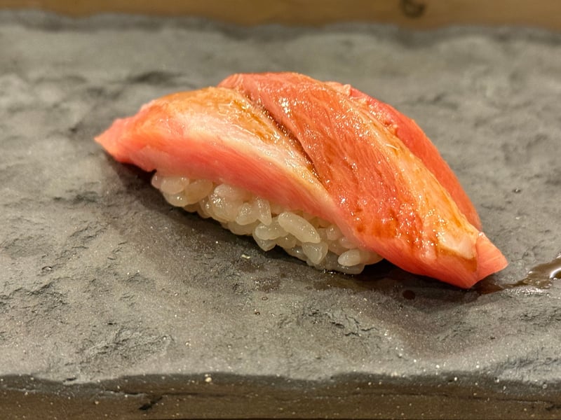 白い脂の筋が入った大トロの握り