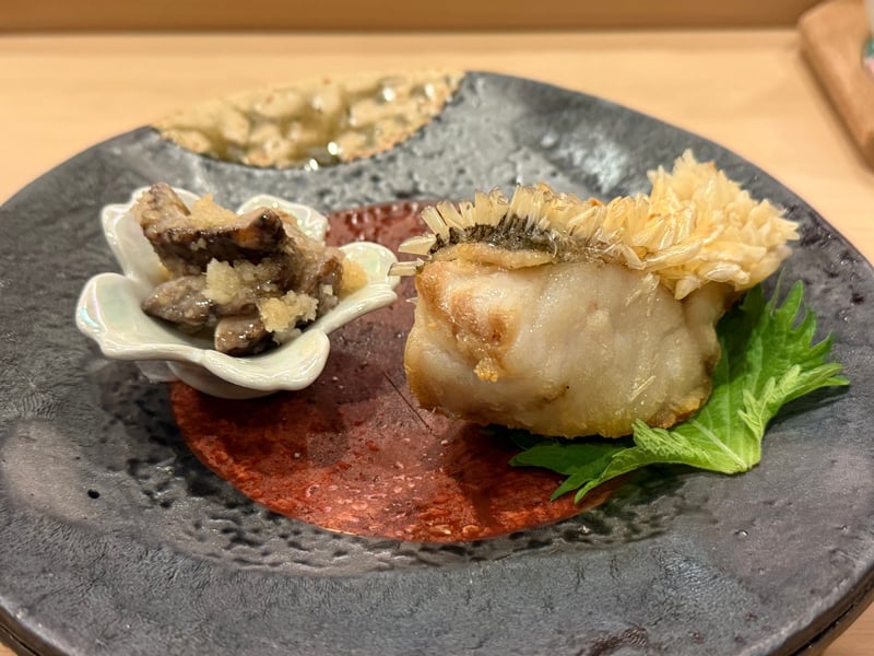 鱗を立てて焼いた白甘鯛と、小皿に盛ったなまことおろし