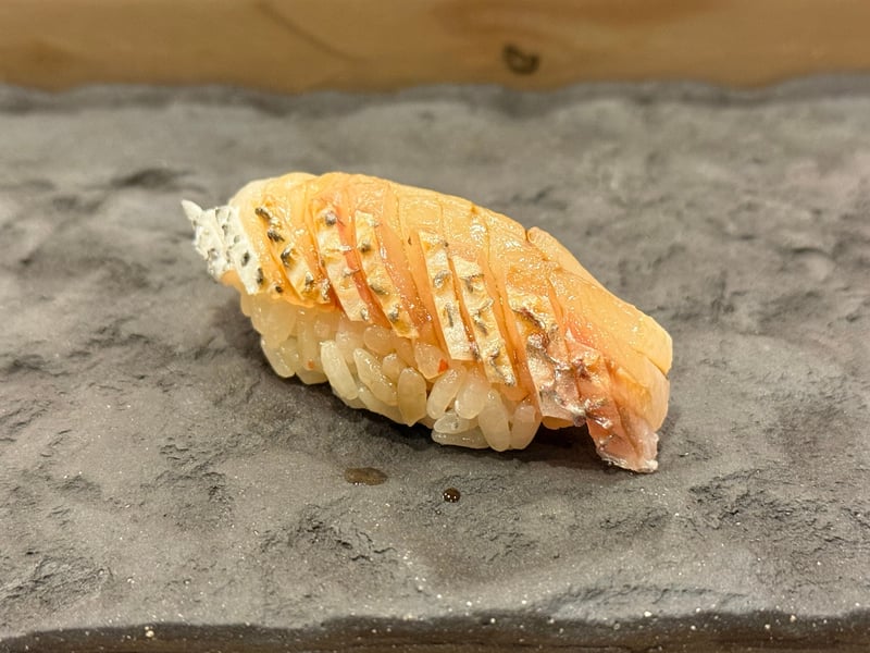 細かく刻んだ紫蘇をのせた真鯛の握り