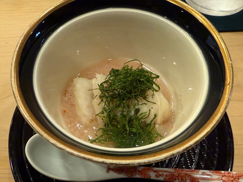 黒と金の蓋物に、薄紅の餡に沈めた甘鯛の白身と、細く刻んだ青い薬味