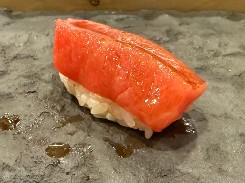 細かい脂の入った中トロの握り