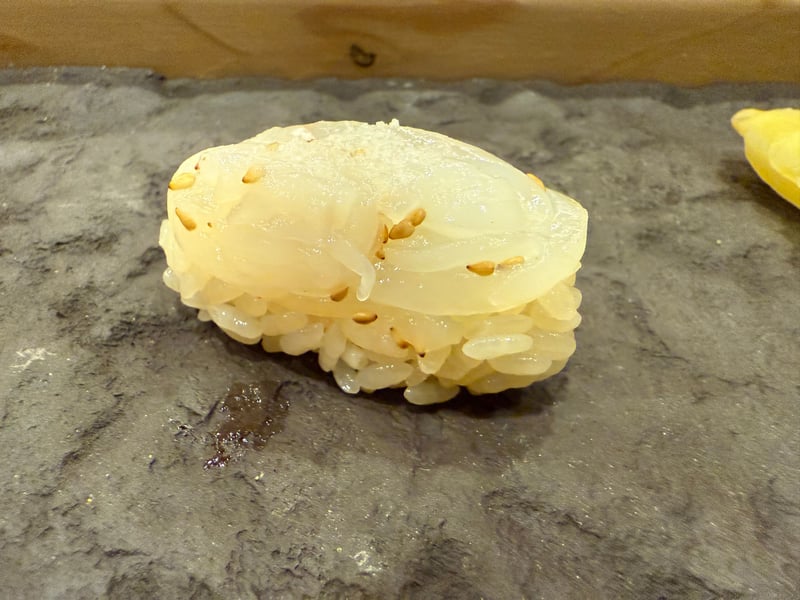 白い剣先イカの握りに、煎り胡麻が散らしてある