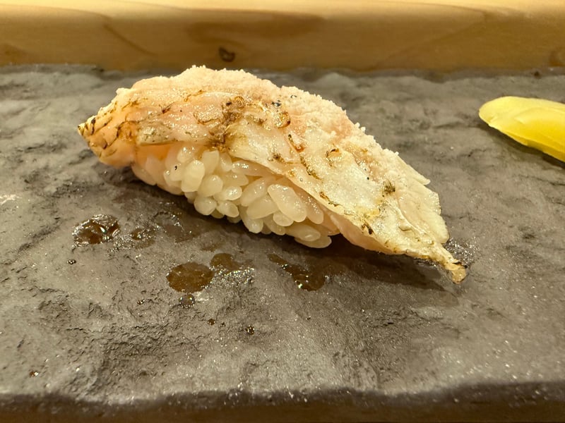 皮目を炙って塩を振ったノドグロの握り