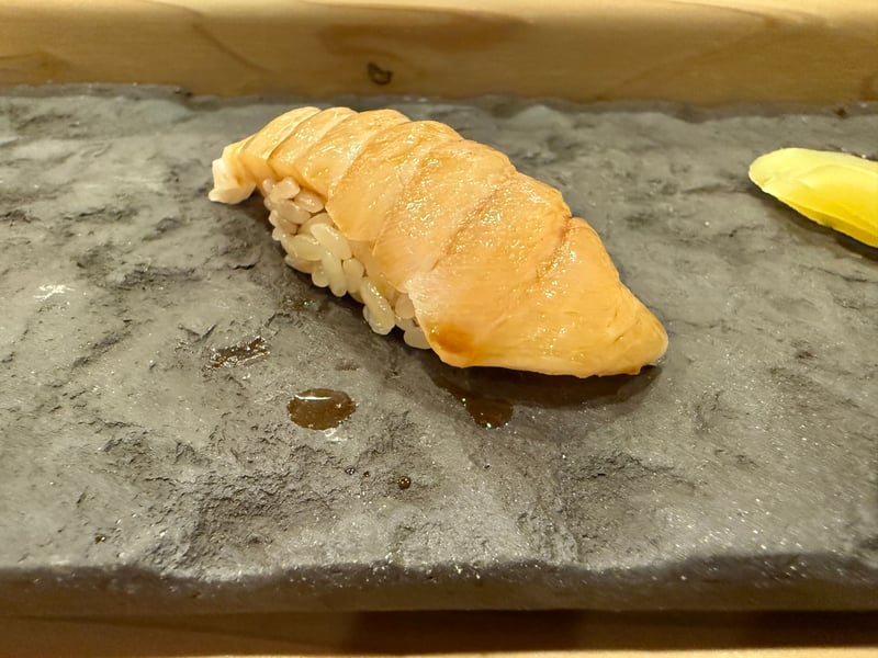 淡い色の鰆をそぎ切りにして重ねた握り