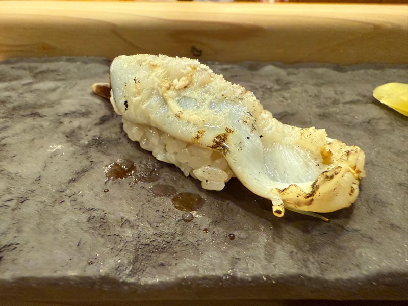 裏側を炙って焦げ目をつけた鳥貝の握り、塩が振ってある