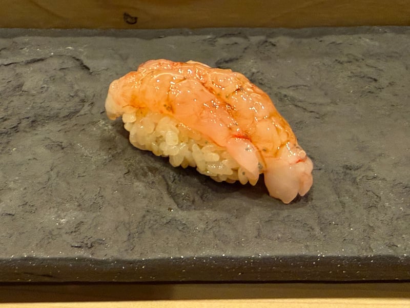 昆布締めにした甘海老を二尾重ねた握り