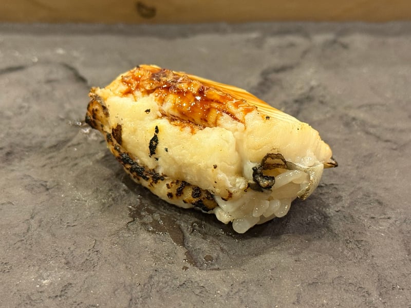 焼き目にタレを塗った穴子の握り