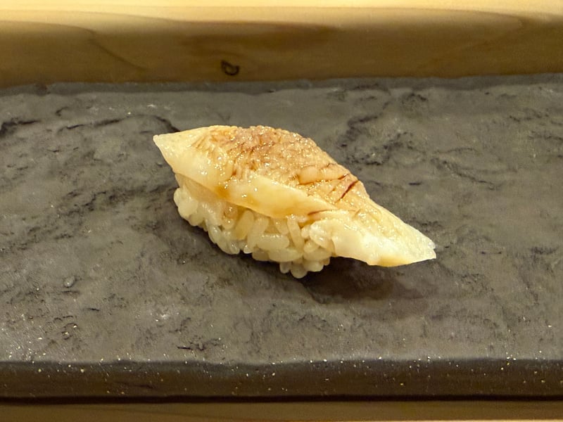 隠し包丁を入れたバイ貝の握り