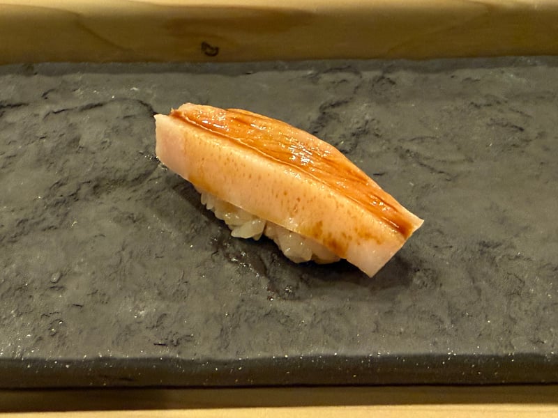 追加でもう一貫の、脂の筋が入ったぶりの握り