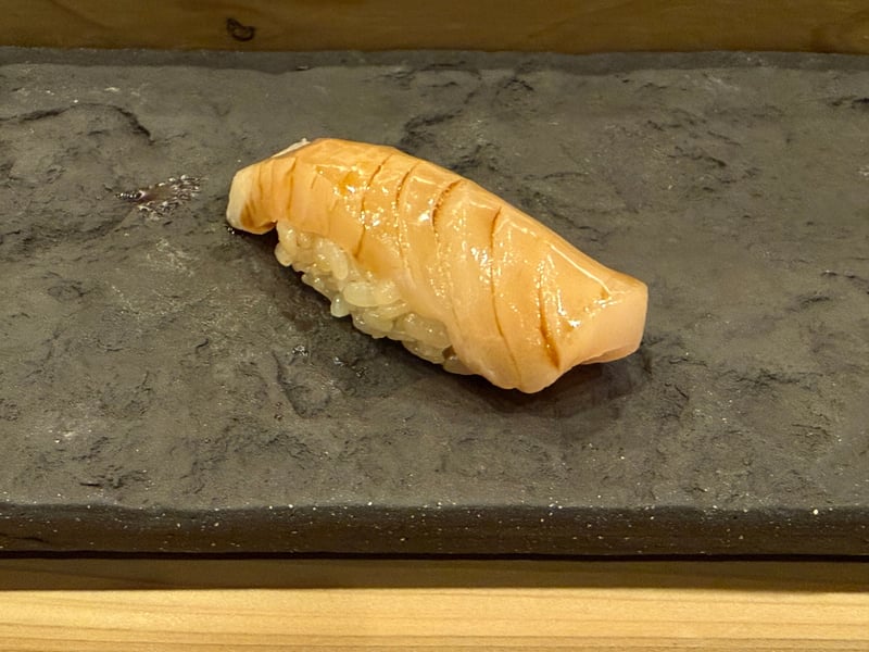 深い包丁目の入った、淡い色のぶりの握り