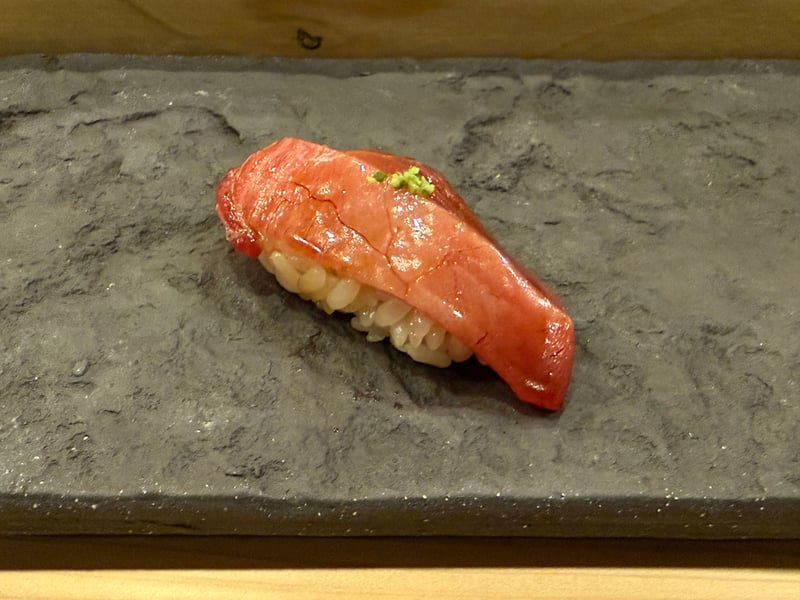 わさびをのせた中トロの握り