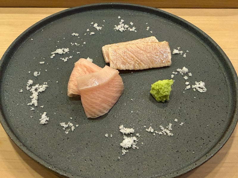 黒い皿にひらめの身と縁側、塩とわさび