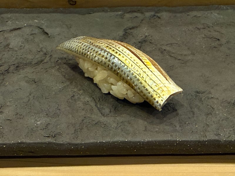 包丁目を三本入れたコハダの握り
