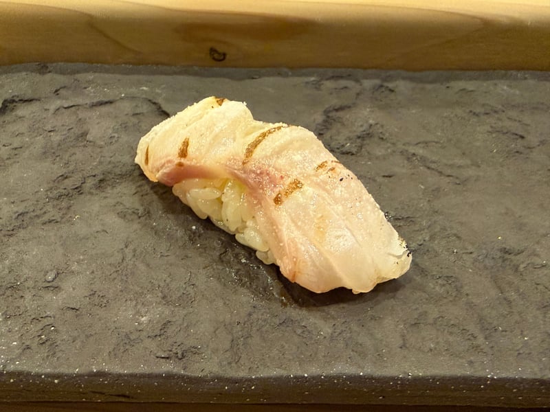 皮目に焼き目をつけて塩を振った白身の握り