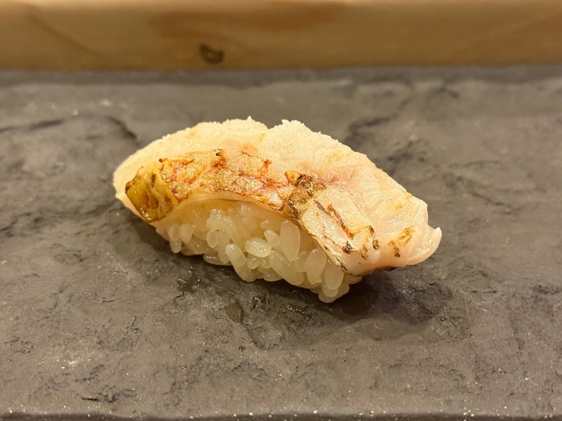 皮目を炙ったノドグロの握り