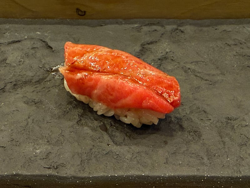 白い脂の筋が全面に入った大トロの握り