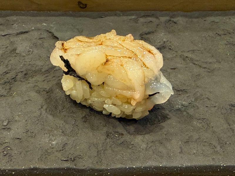 白海老を山にして、シャリとの間に海苔を挟んだ握り