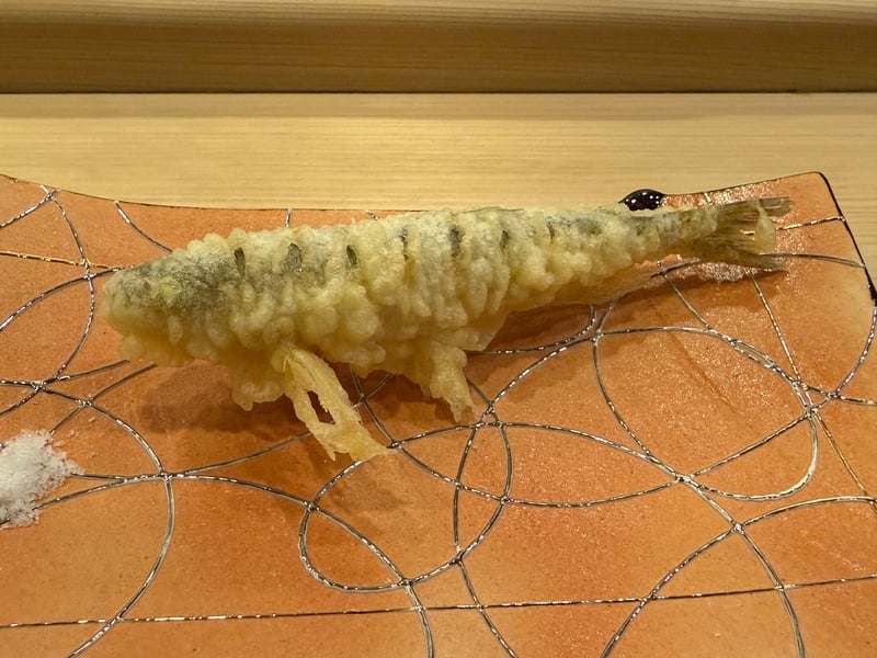 朱の板に、天ぷらにした本ししゃも一尾と塩
