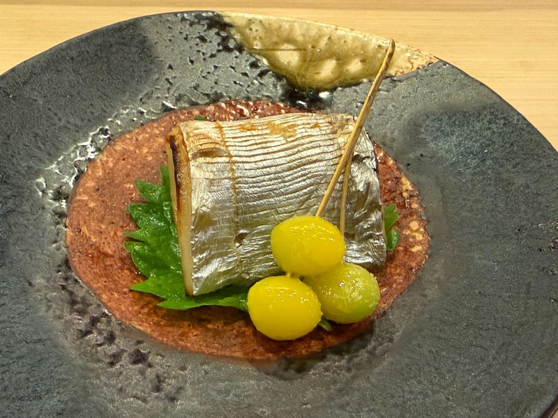 銀色の皮を上にして焼いた黒部の太刀魚と、串に刺した銀杏3つ