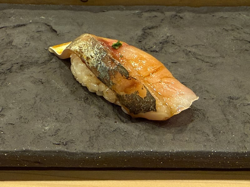皮目を炙ったヨコシマサワラの握り