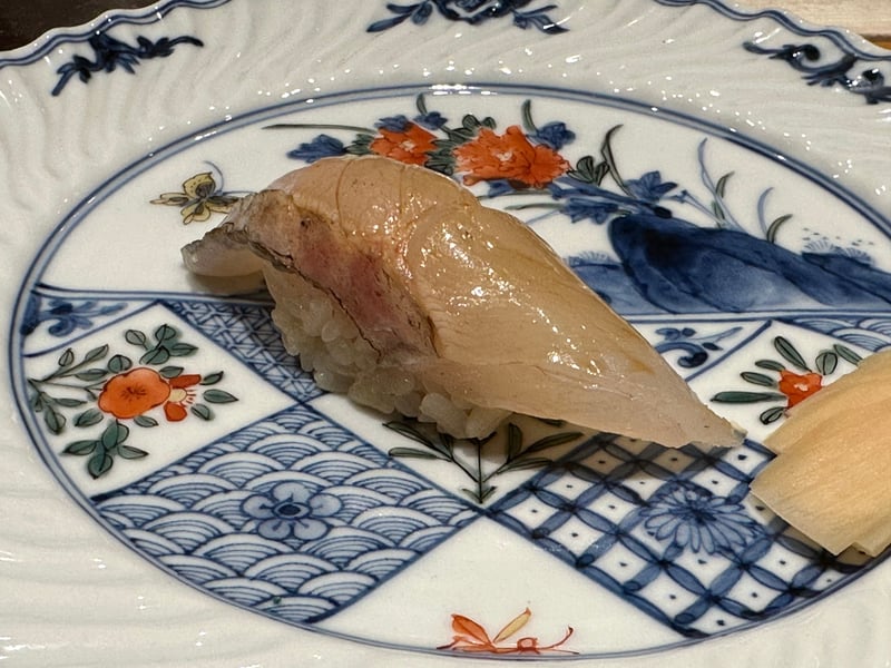 皮目を炙ったアラの握り