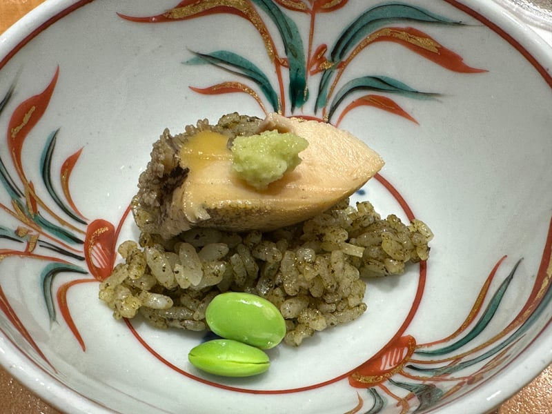 蒸し鮑を肝で和えた米の上に。枝豆二粒とわさび
