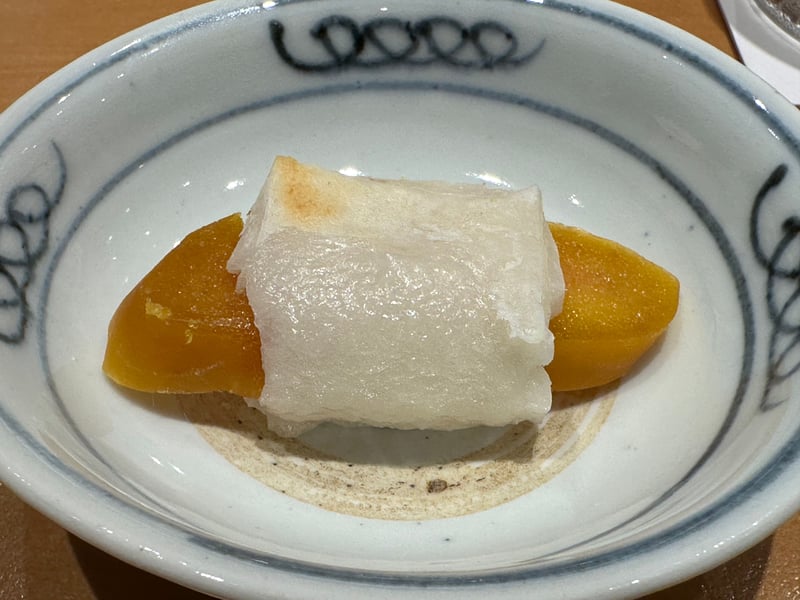 焼いた餅で唐墨を挟んだカラスミ餅