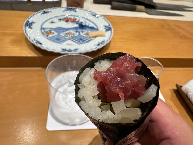鮪の中落ちと沢庵の手巻き