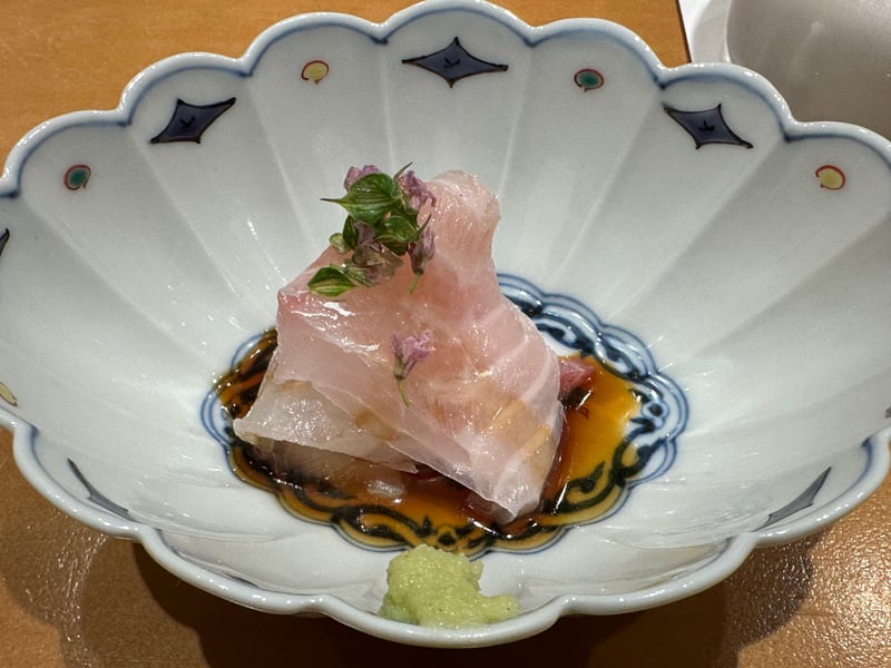 鯛の造り。花穂と紫蘇の花をのせ、たれの上に。わさび