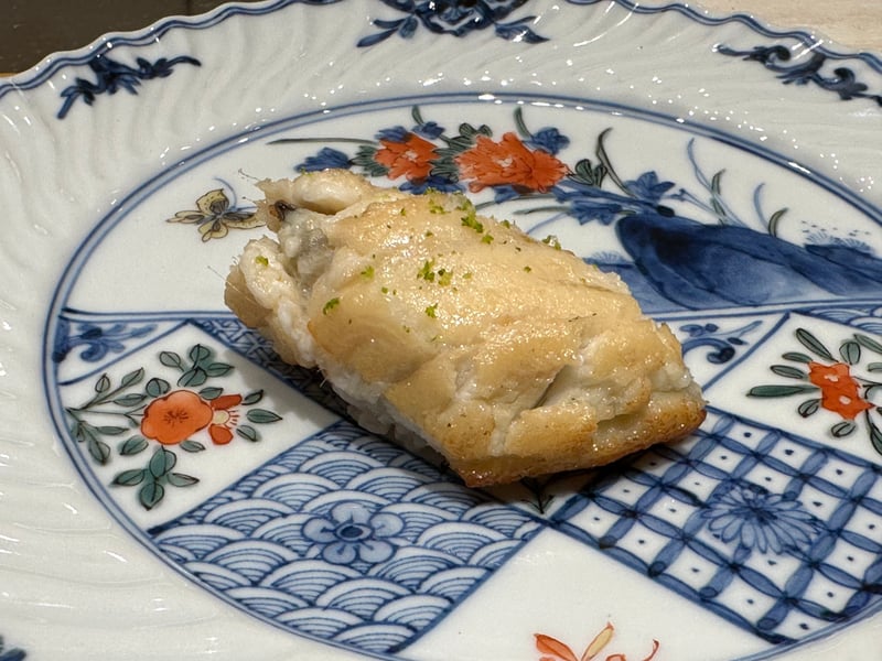 焼いた鰻の握り。柚子の皮