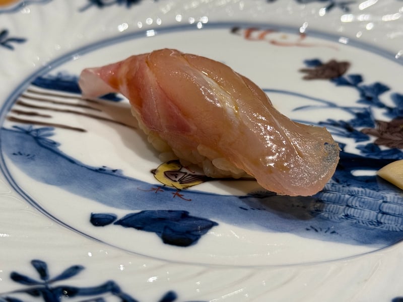 染付の皿にのった甘鯛の昆布締めの握り
