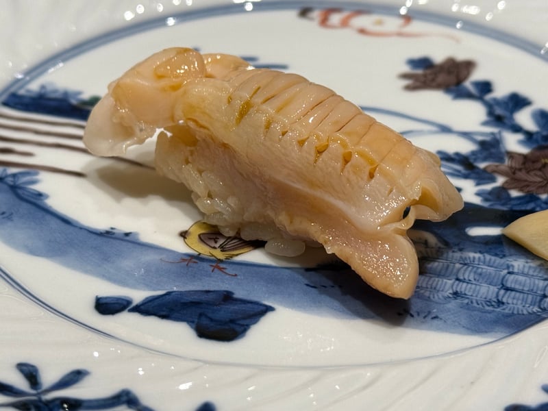 大ぶりの身を開いて握った、つやのあるバイ貝の握り