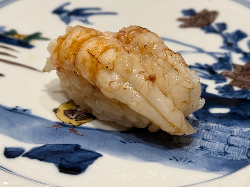 焼き目のついた身を並べたガスエビの炙りの握り