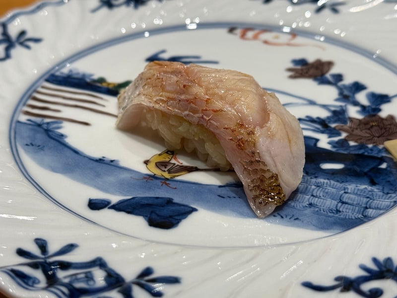 鱗の側を焼き付けたノドグロの炙りの握り