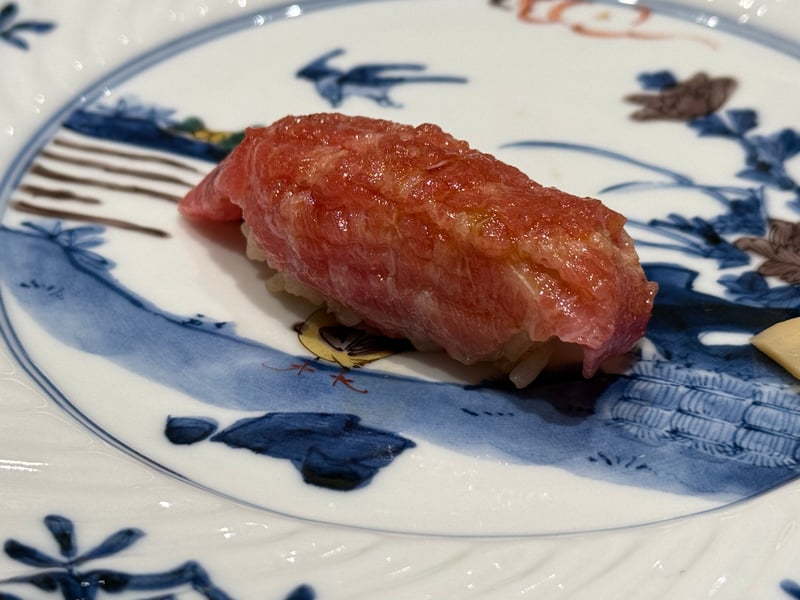 細かい筋が入ったピンク色の大トロの握り